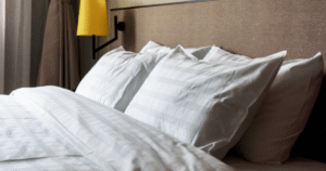 Como Escolher o Jogo de Cama Perfeito: O Guia de Tecidos (Percal, Malha, Linho) e Fios para Noites de Sono Ideais