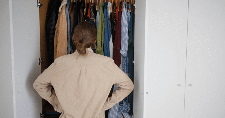 Pessoa abrindo um guarda-roupa.