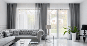Sala de estar elegante com cortinas de voil do teto ao chão, exemplificando a escolha perfeita.