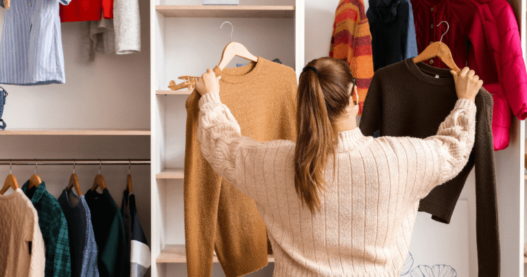 Mulher planejando seu detox de guarda-roupa, mostrando a importância da preparação mental para o sucesso.
