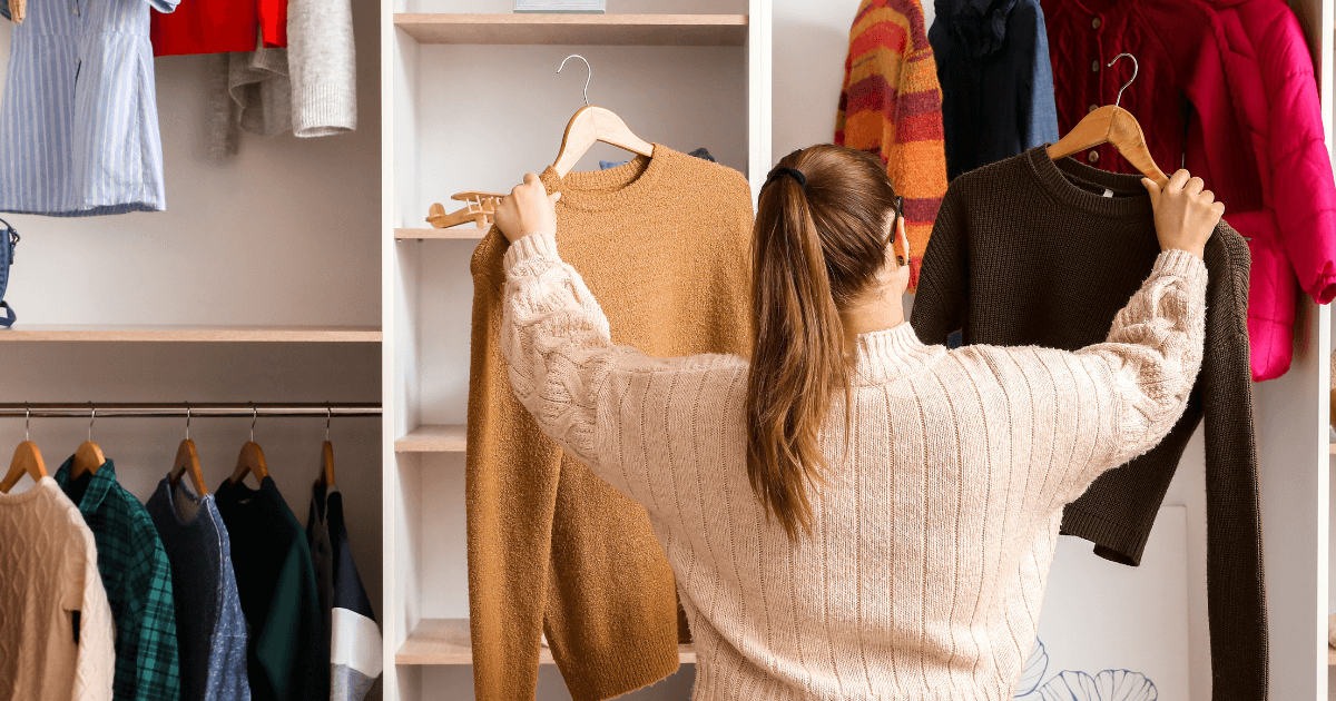 Mulher planejando seu detox de guarda-roupa, mostrando a importância da preparação mental para o sucesso.