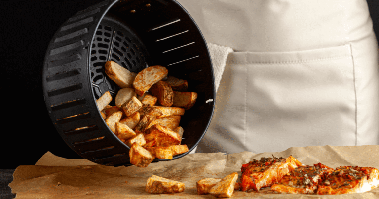 As melhores air fryers de 2025, com batatas fritas crocantes saindo do cesto de um dos modelos.