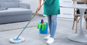 Os melhores mops giratórios em ação, limpando um piso de forma rápida e eficiente.
